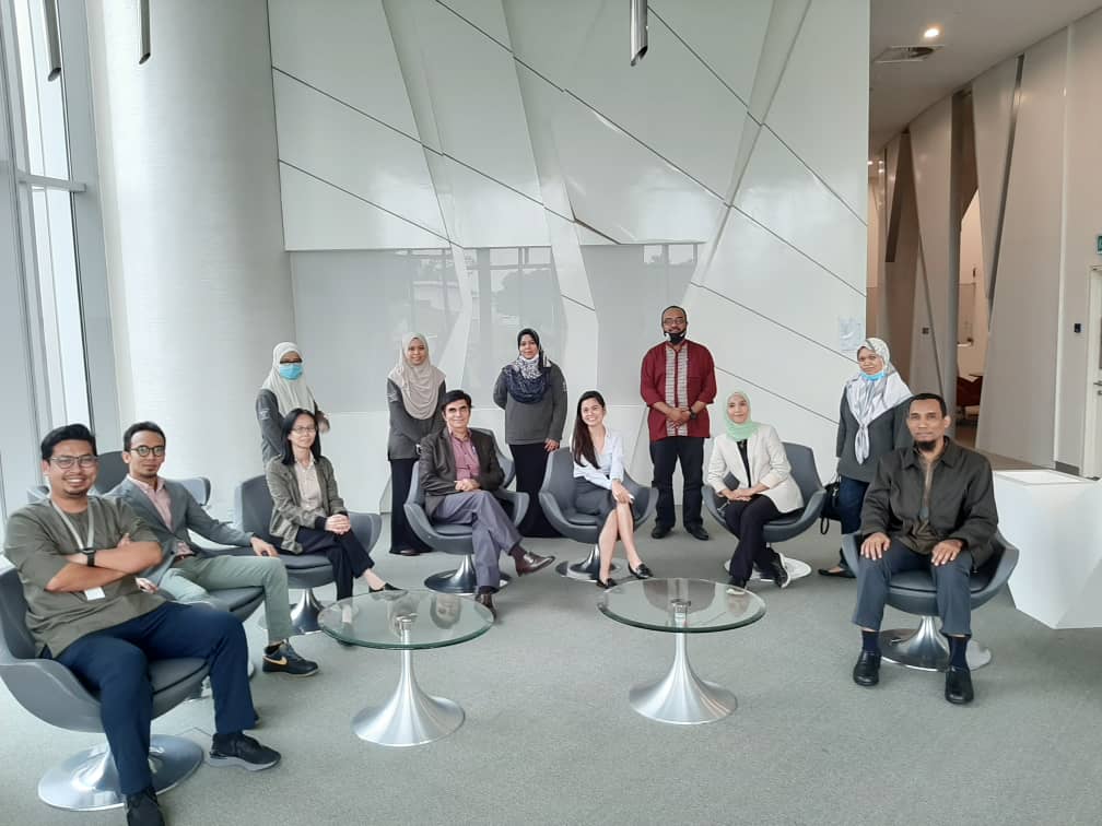 Dr Rumesh Kumar & SMI students at Istana Negara, Malaysia